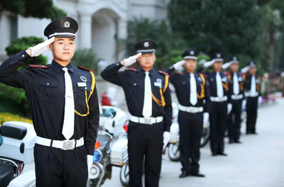 社区英雄守护家园——碧桂园保安获民警与业主齐点赞